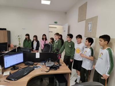 lS: Alunos da Escola Anjo da Guarda visitam a Campo Aberto FM