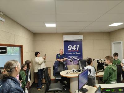lS: Alunos da Escola Anjo da Guarda visitam a Campo Aberto FM