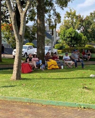 LS: Mateada reúne famílias na praça