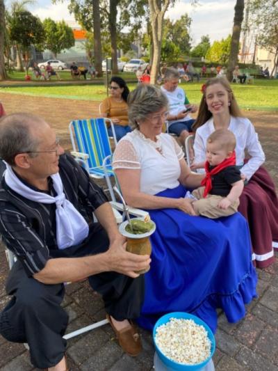 LS: Mateada reúne famílias na praça