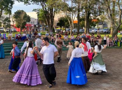 LS: Mateada reúne famílias na praça