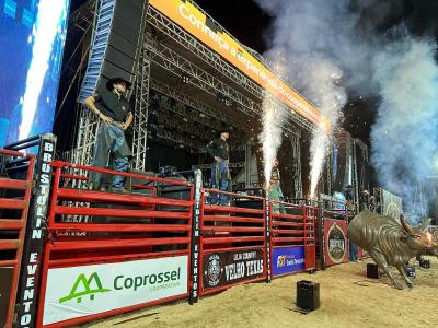 Abertura da Expoagro 2026 reúne milhares de pessoas na arena do rodeio