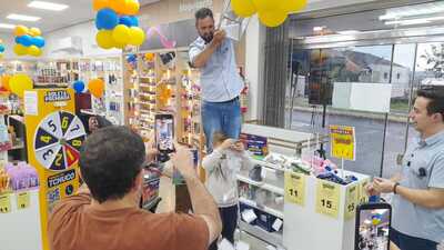 Leocir Potratz ganha moto elétrica em promoção da Farmácia do Tchuco