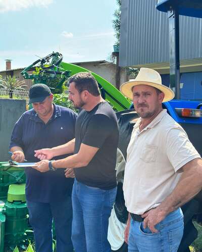 Secretaria de Agricultura entrega ensiladeira para associação de produtores de Virmond