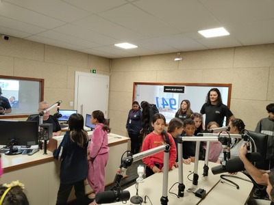 Alunos da oficina de Música do CRAS visitam a Campo FM