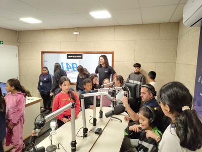 Alunos da oficina de Música do CRAS visitam a Campo FM
