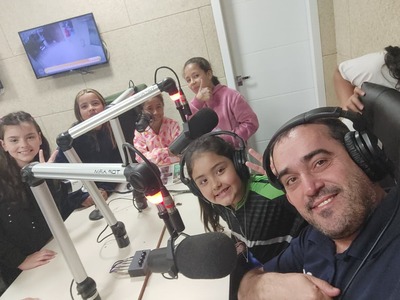 Alunos da oficina de Música do CRAS visitam a Campo FM