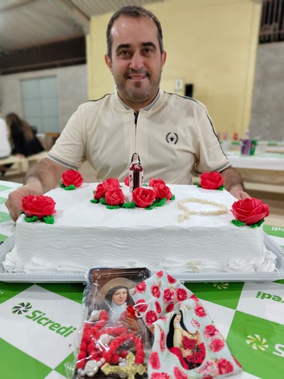 Festa de Santa Terezinha reúne dezenas de fiéis no Bairro Palmeiras