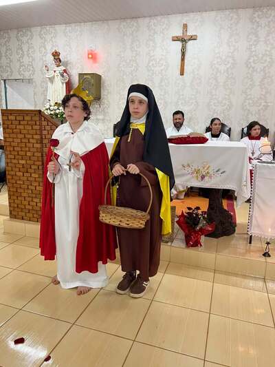 Festa de Santa Terezinha reúne dezenas de fiéis no Bairro Palmeiras