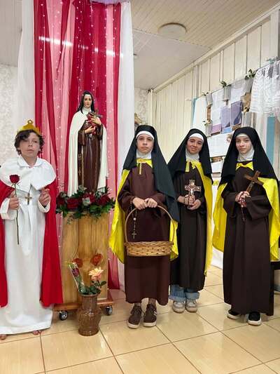 Festa de Santa Terezinha reúne dezenas de fiéis no Bairro Palmeiras