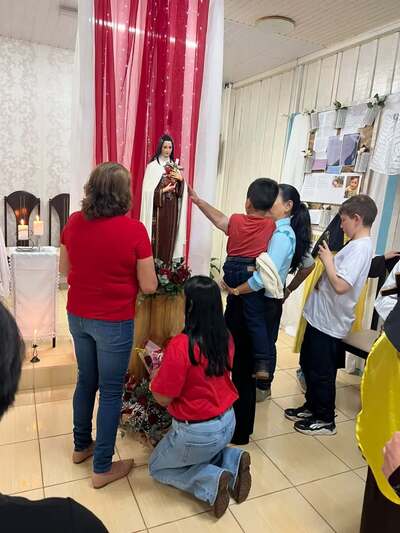 Festa de Santa Terezinha reúne dezenas de fiéis no Bairro Palmeiras