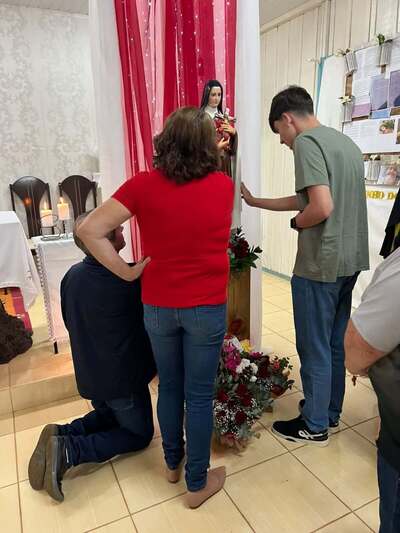 Festa de Santa Terezinha reúne dezenas de fiéis no Bairro Palmeiras