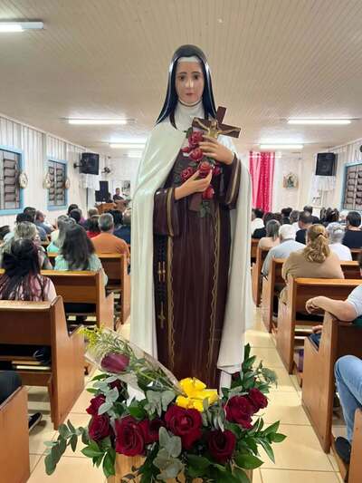 Festa de Santa Terezinha reúne dezenas de fiéis no Bairro Palmeiras