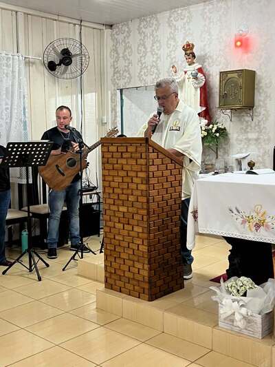 Festa de Santa Terezinha reúne dezenas de fiéis no Bairro Palmeiras