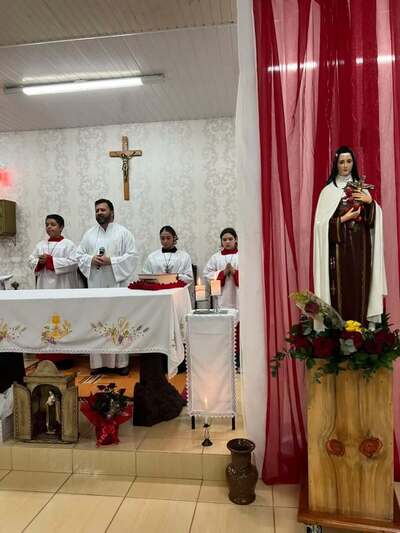 Festa de Santa Terezinha reúne dezenas de fiéis no Bairro Palmeiras