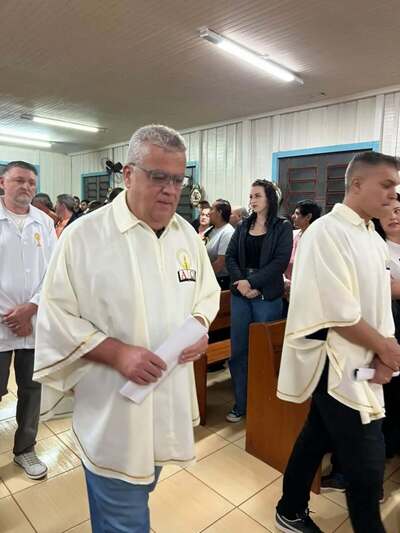 Festa de Santa Terezinha reúne dezenas de fiéis no Bairro Palmeiras