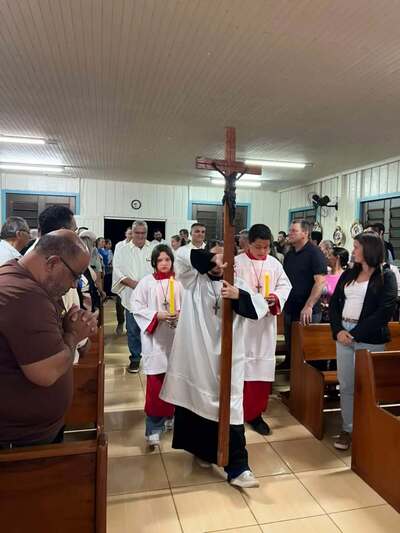 Festa de Santa Terezinha reúne dezenas de fiéis no Bairro Palmeiras