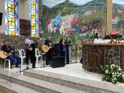 Centenas de devotos participaram da primeira Santa Missa no Santuário de Laranjeiras do Sul