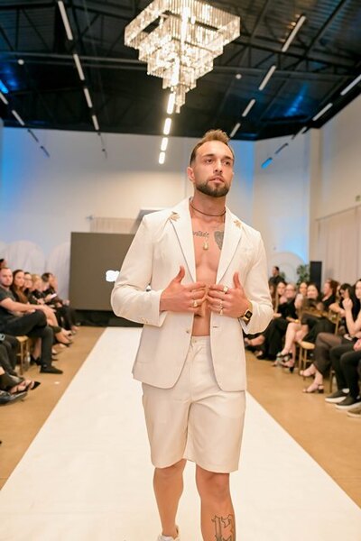 LS: Rapha Jakob celebra 17 anos de história com lançamento de coleção masculina autoral