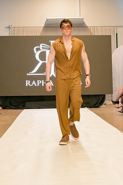 LS: Rapha Jakob celebra 17 anos de história com lançamento de coleção masculina autoral