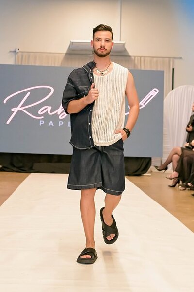 LS: Rapha Jakob celebra 17 anos de história com lançamento de coleção masculina autoral