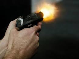 Laranjeiras: Homem Ã© atingido por tiro no pescoÃ§o apÃ³s desentendimento com dono de oficina