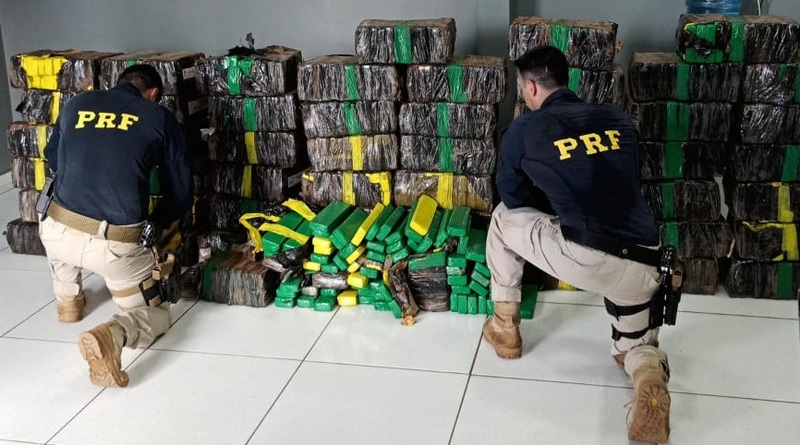 Nova Laranjeiras: PRF apreende quase 1 tonelada de maconha em caminhonete roubada