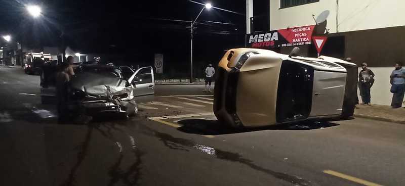 Laranjeiras: ApÃ³s grave acidente no centro caminhonete fica tombada no asfalto