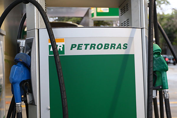 Petrobras anuncia aumento de 5% para gasolina e 4% para diesel a partir do dia 29