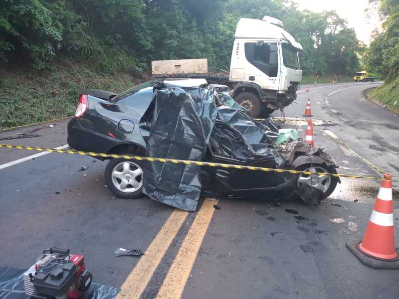 N. Laranjeiras: TrÃªs pessoas morrem e uma fica no ferida em grave acidente na BR 277 