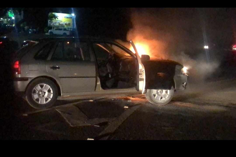 Cantagalo: Veículo Gol pega fogo no trevo da cidade
