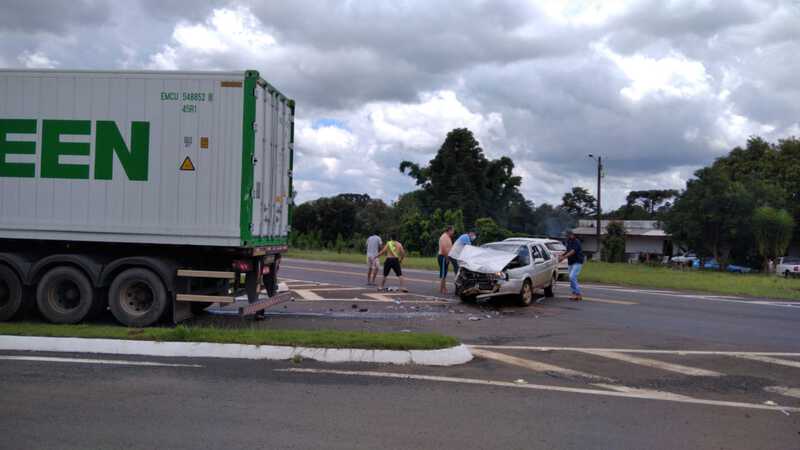 Laranjeiras: Veículo bate em caminhão em frente o Restante Três Fronteiras na BR 277