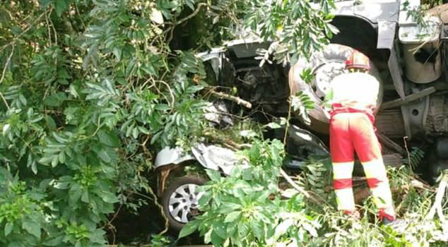 Laranjeiras: Colisão frontal entre carro e caminhão deixa três pessoas mortas na BR 277