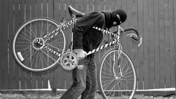 Laranjeiras: Ladrões roubam bicicleta no centro e agridem a vítima