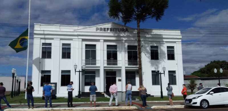 Após manifestação em frente a prefeitura comércio segue de portas fechadas