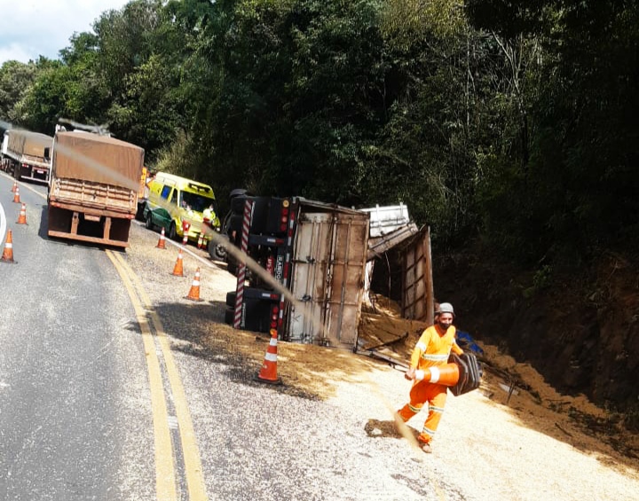 N. Laranjeiras: CaminhÃ£o carregado com soja tomba na BR 277