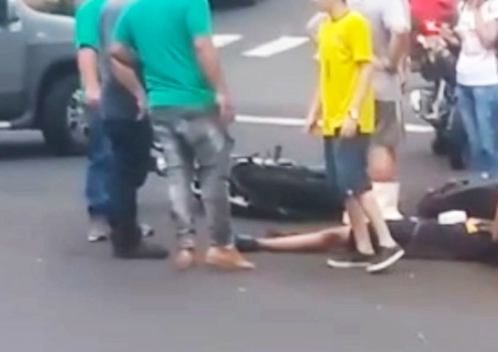 Laranjeiras: Motocicista fica ferido em acidente no centro