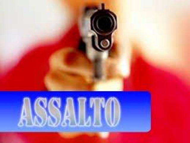Cantagalo: LadrÃµes armados com faca assaltam homem no centro