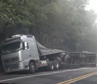 N. Laranjeiras: Carreta carregada com cimento tomba na BR 277