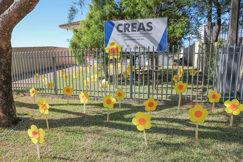 Assistência Social de Laranjeiras do Sul coloca flores contra o abuso de crianças e adolescentes