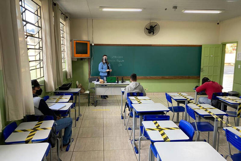 Mais escolas voltam às aulas presenciais com segurança no Paraná