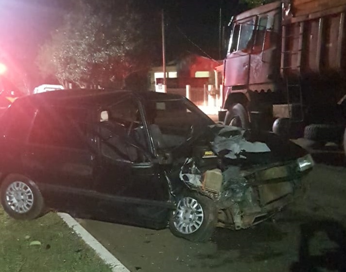 Laranjeiras: VeÃ­culo Uno bate em caminhÃ£o parado e condutor fica ferido