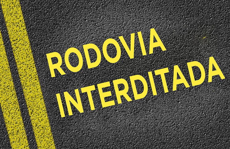 PRF realiza InterdiÃ§Ã£o na BR 277 para desmonte de rochas com fogo controlado