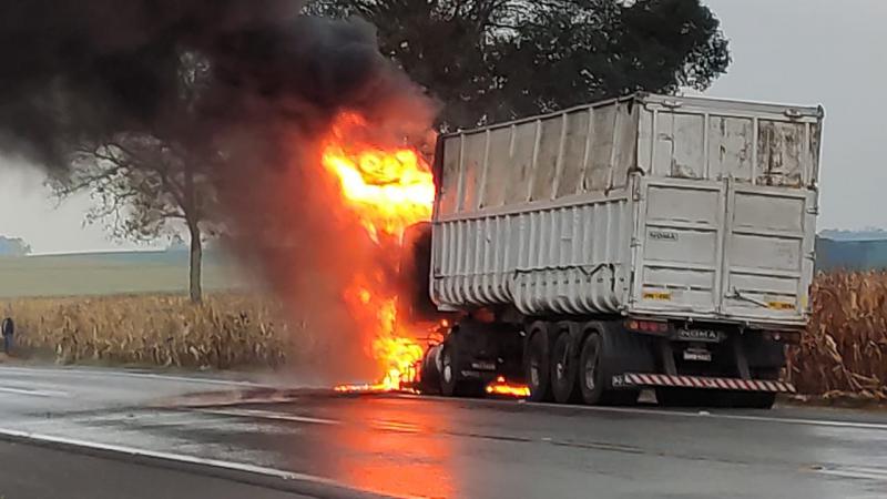 Catanduvas: Caminhão pega fogo na BR 277 próximo ao posto da PRF