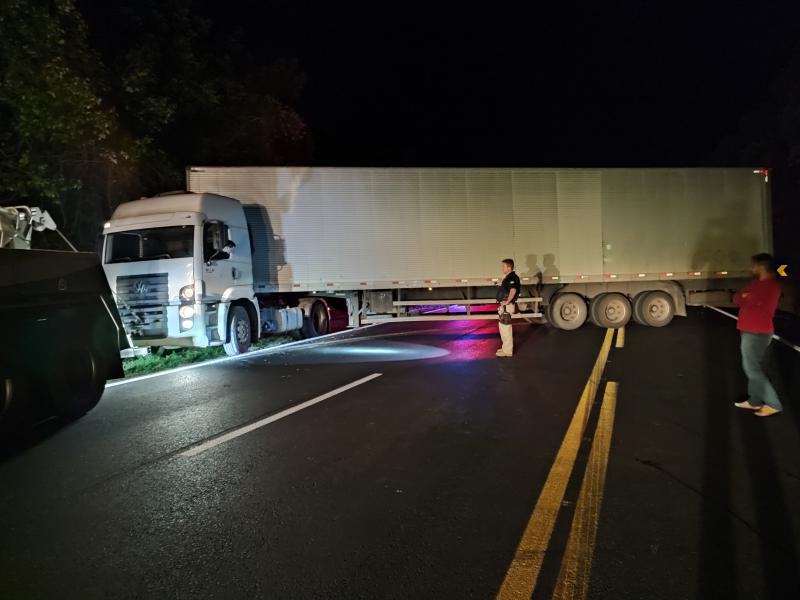 Laranjeiras: Carreta faz "L" na BR 277 e deixa a pista interditada prÃ³ximo a Campo Mendes