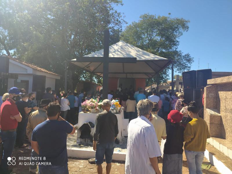 Fiéis participam da celebração da missa do Dia de Finados no Cemitério Municipal de Laranjeiras