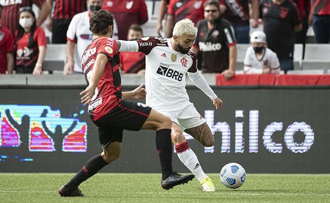 Gabriel faz 2, mas Flamengo empata com Athletico-PR e fica longe do Atlético-MG