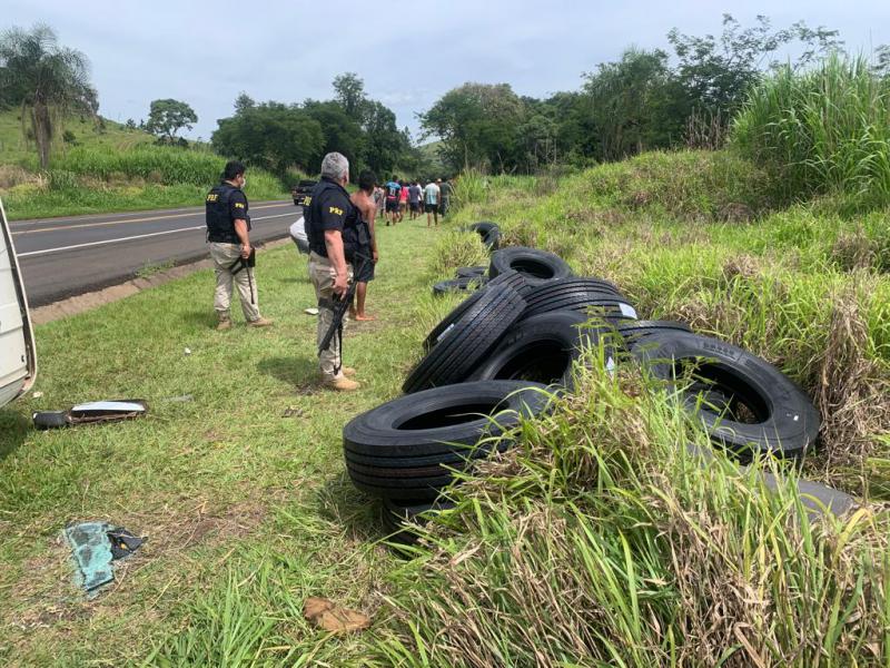 Laranjeiras: PRF atendeu dois tombamentos de carretas na BR 277