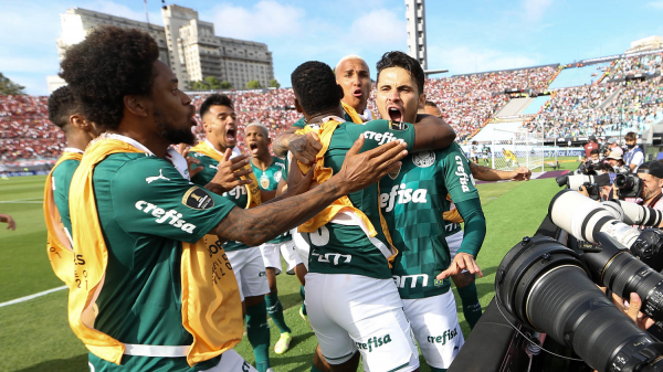 Na prorrogação, Palmeiras bate o Flamengo e leva a Libertadores da América