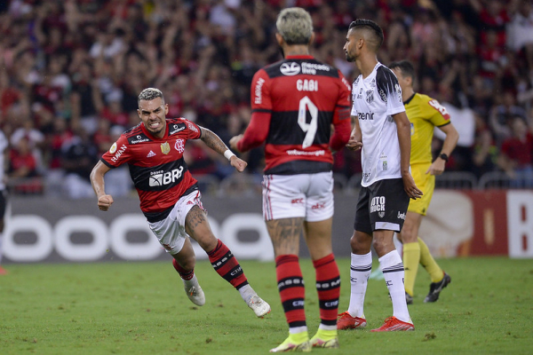 Flamengo é abraçado pela torcida, supera o Ceará e adia o título do Atlético-MG
